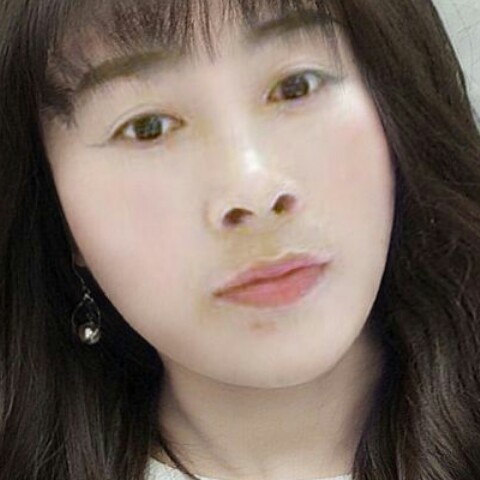 动人爱恋草丛的照片