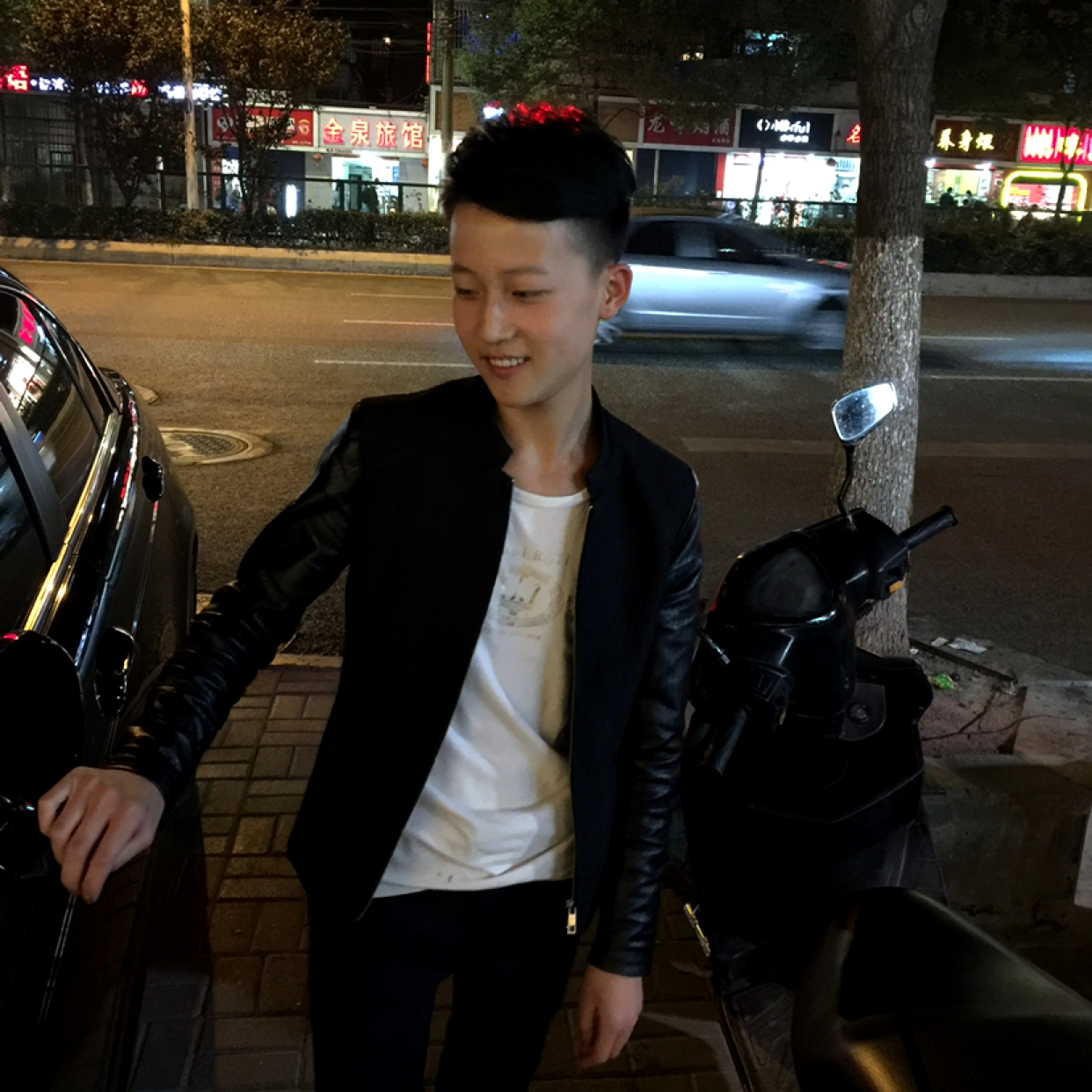 烤鸡回眸精明的照片