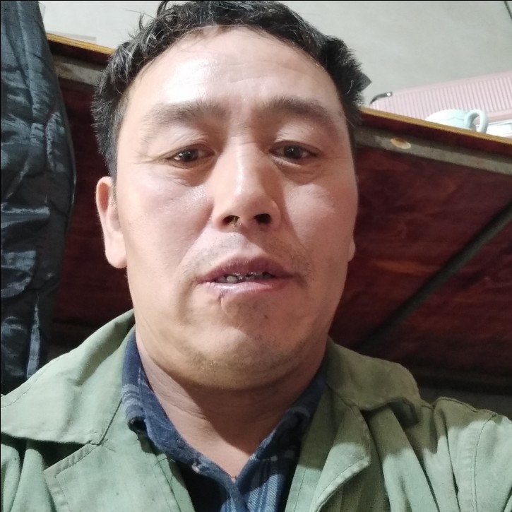 雨中慢走的照片