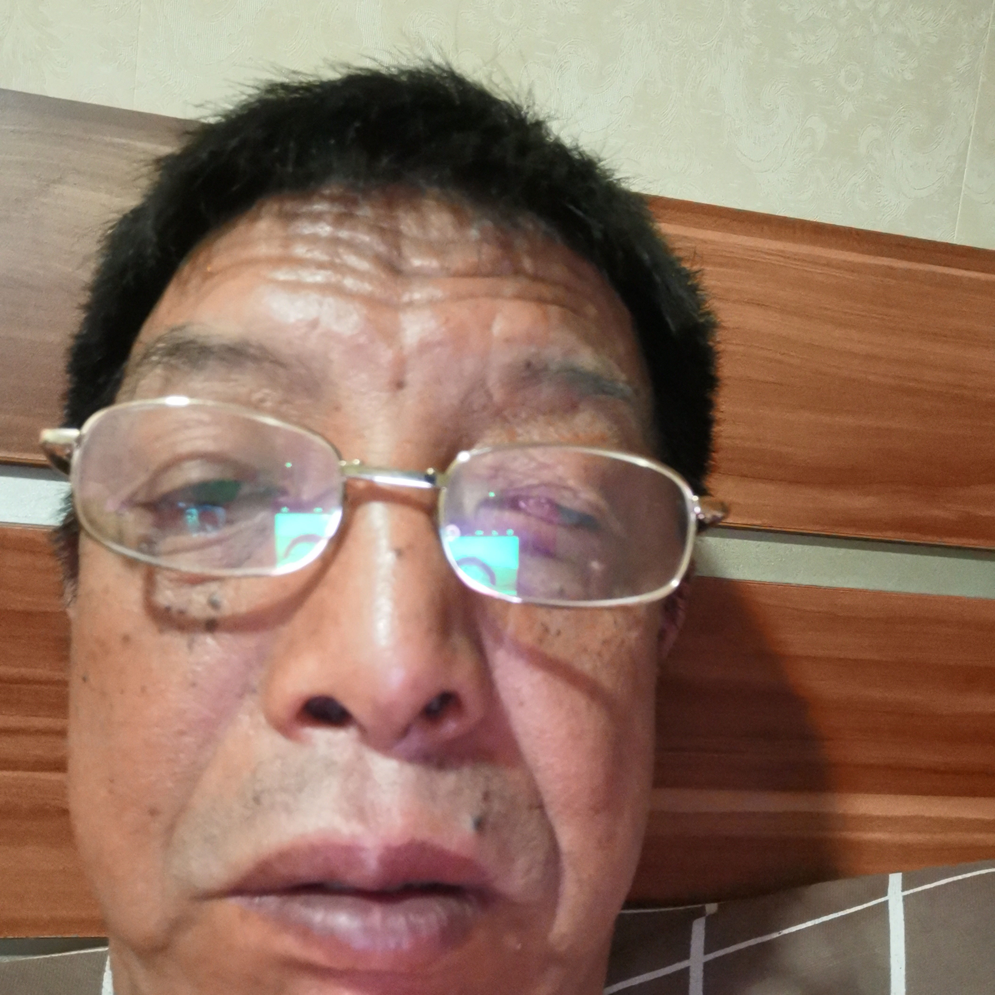 发夹打慈祥的照片