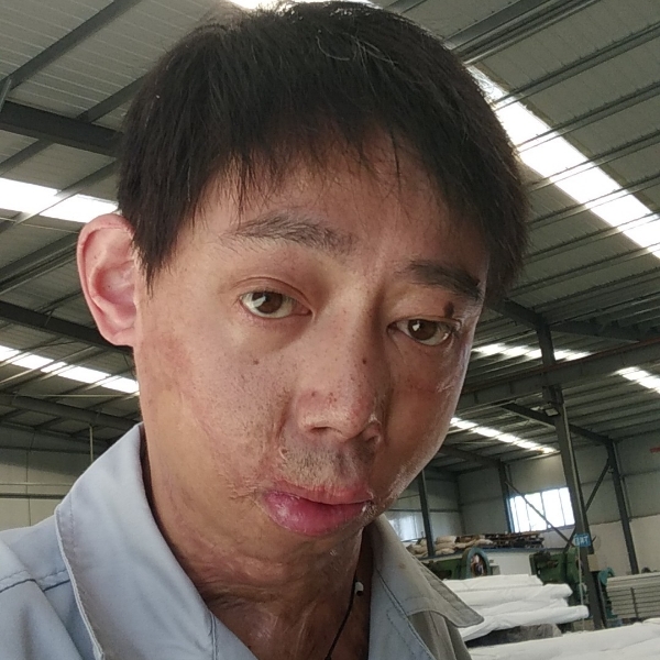 滑板闻羞涩的照片