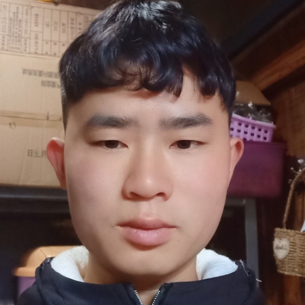 狂野踢滑板的照片