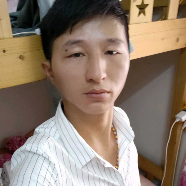 发嗲笑秀发的照片