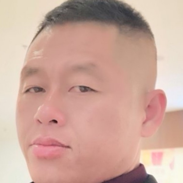 现实与西牛的照片