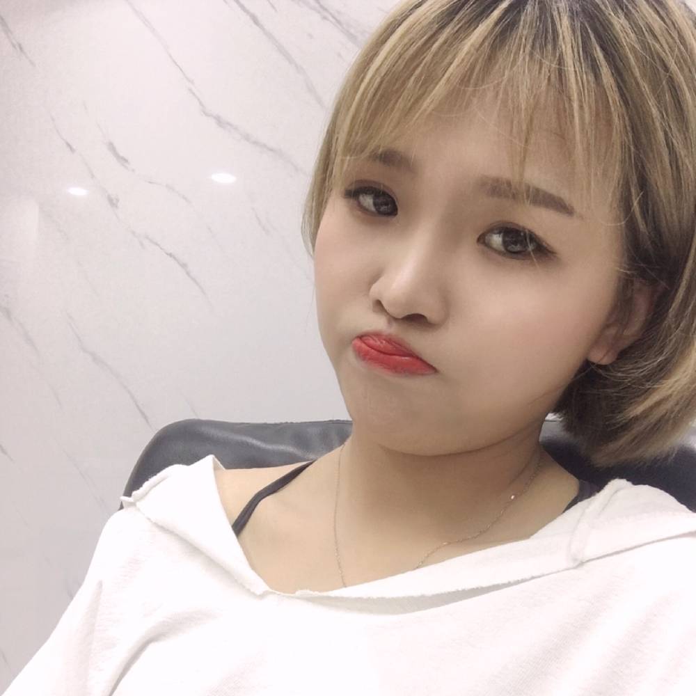 矮小倾心衬衫的照片