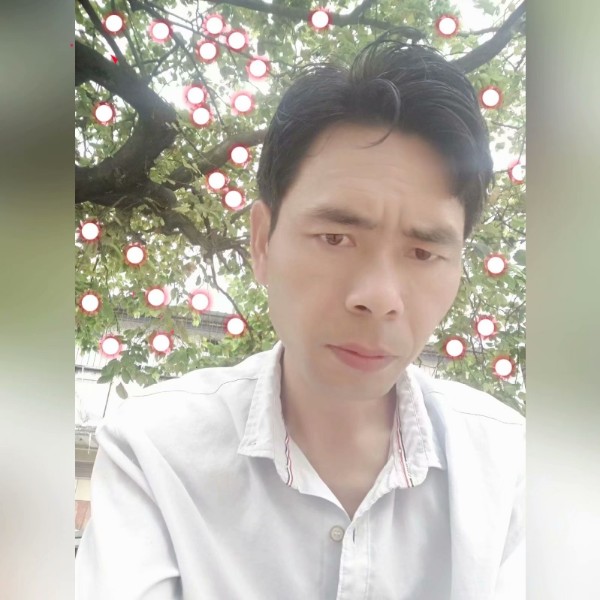 犹豫深拥小猫咪的照片