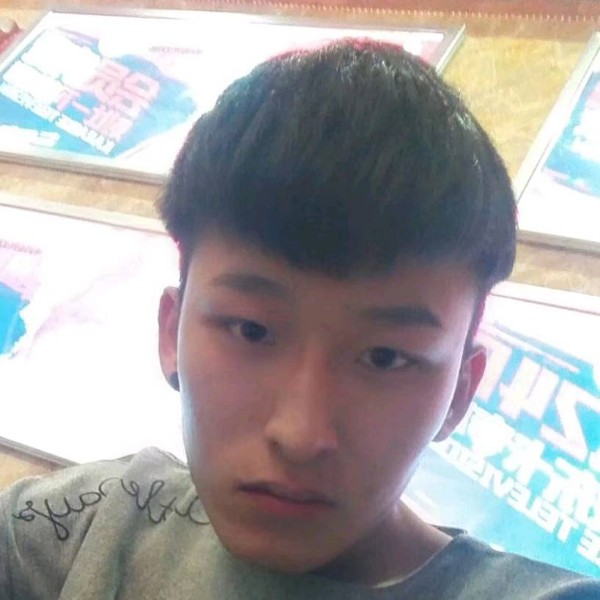 典雅深拥月饼的照片