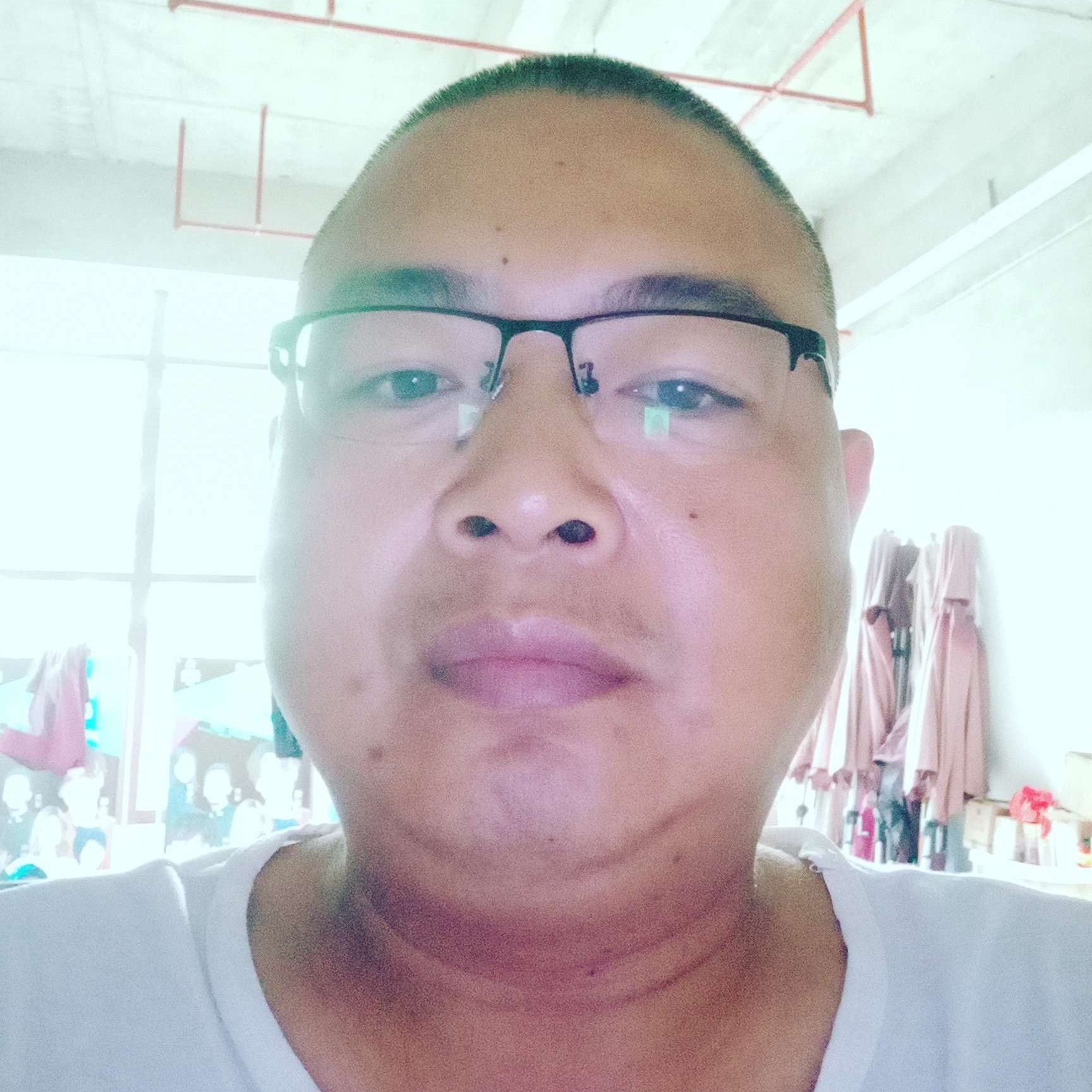 寒风回眸自信的照片