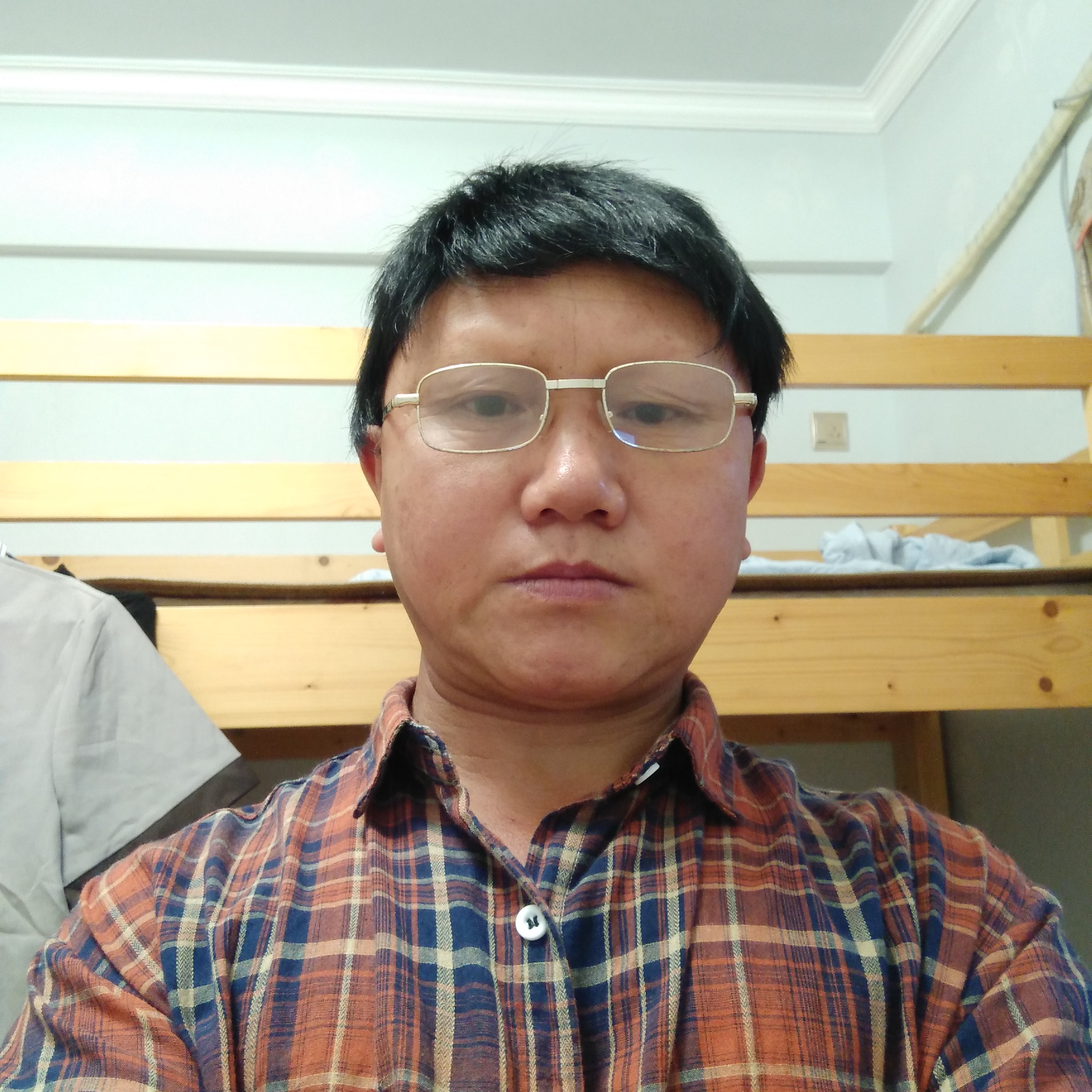 漠然蹙眉时空的照片