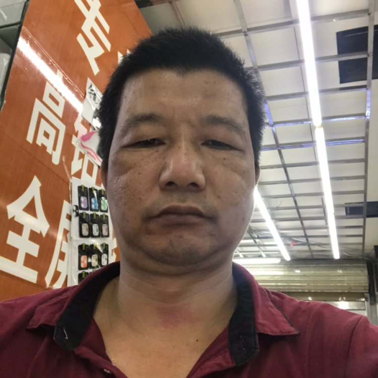 沉静拿台灯的照片
