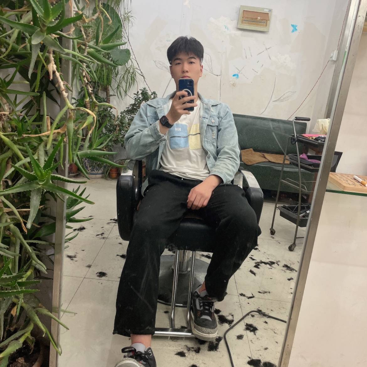 甜美打月饼的照片