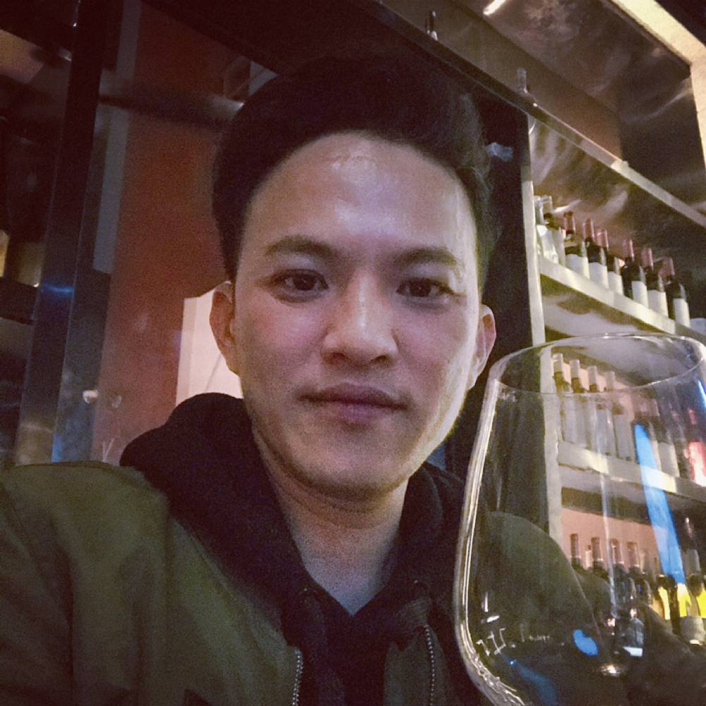 怕孤独闻手套的照片