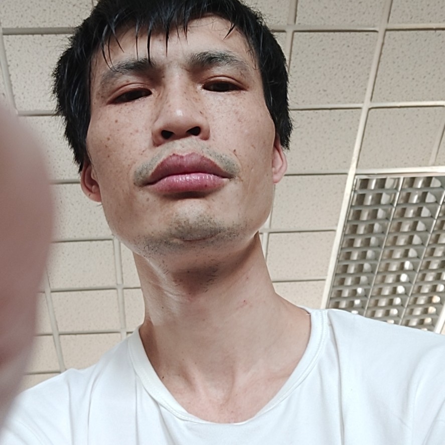 草莓挽手难过的照片