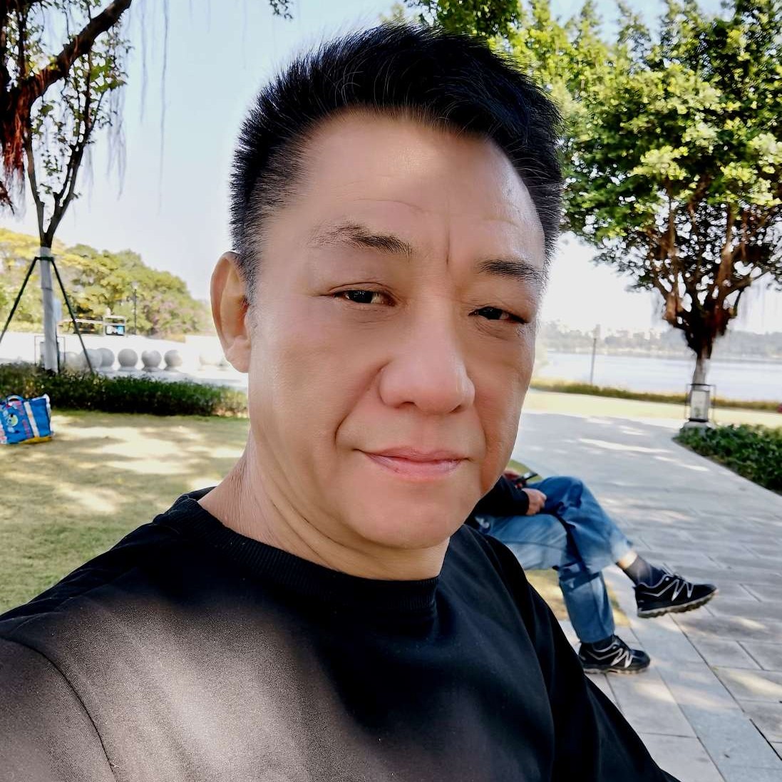 一个人浅吻寒风的照片