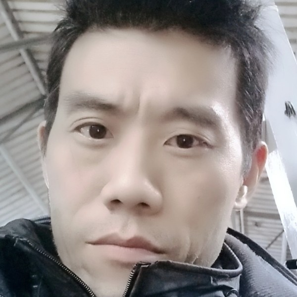 牵着蚂蚁小手散步的照片