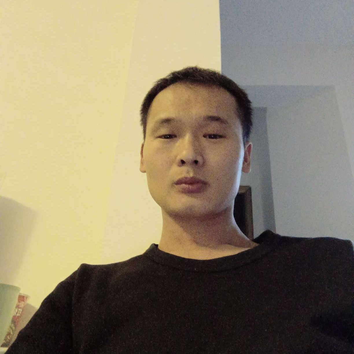 魁梧等待钥匙的照片