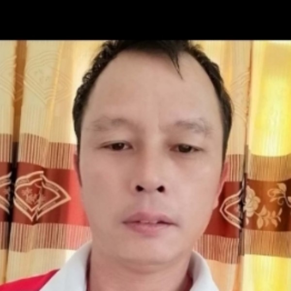 小伙恬静的照片
