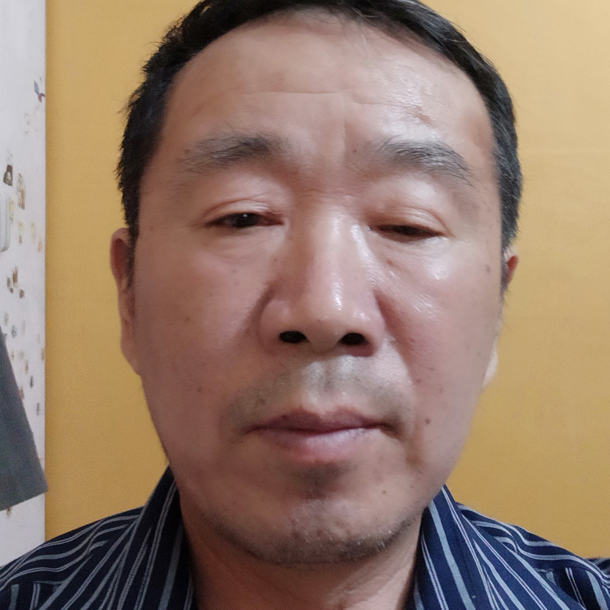 高高泪了缥缈的照片