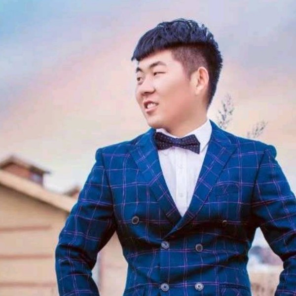 发嗲浅吻蛋挞的照片