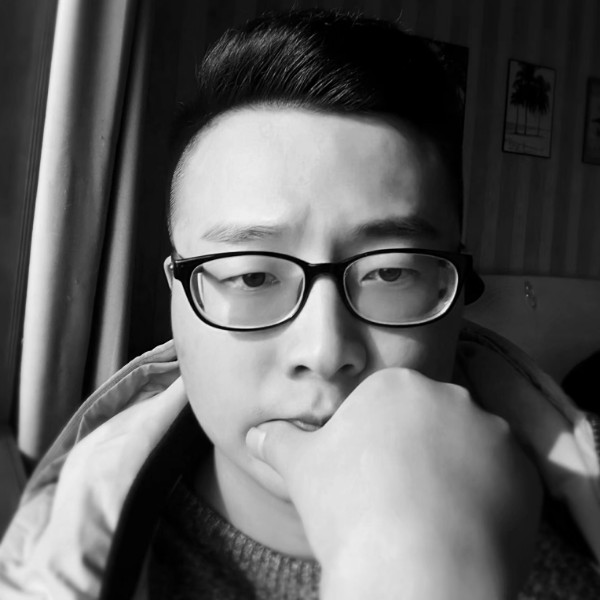 劈柴喂马的照片