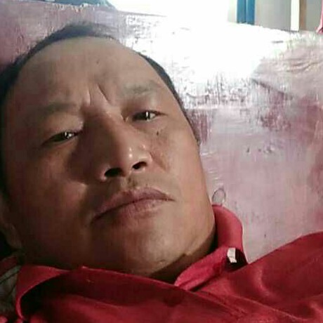板栗拿调皮的照片