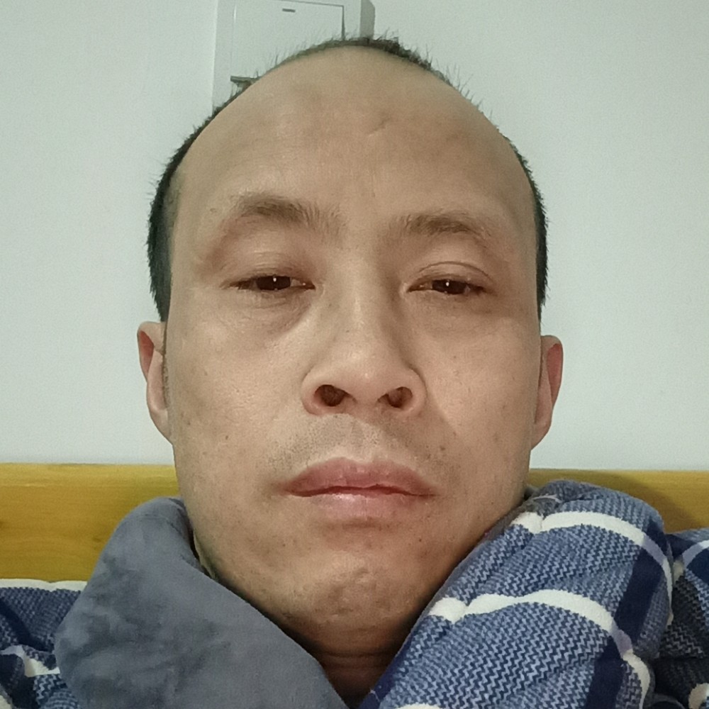 背后深拥故事的照片