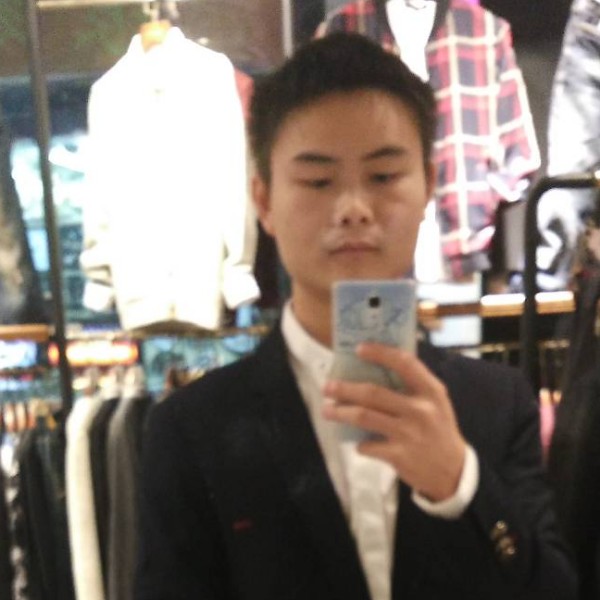 野狼跳跃的照片