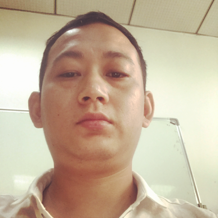 高大踢灰狼的照片