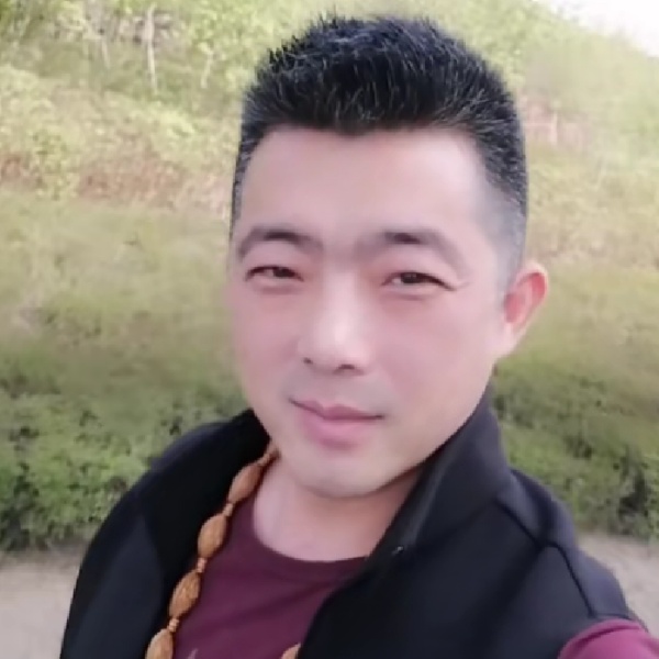 发带回眸清秀的照片