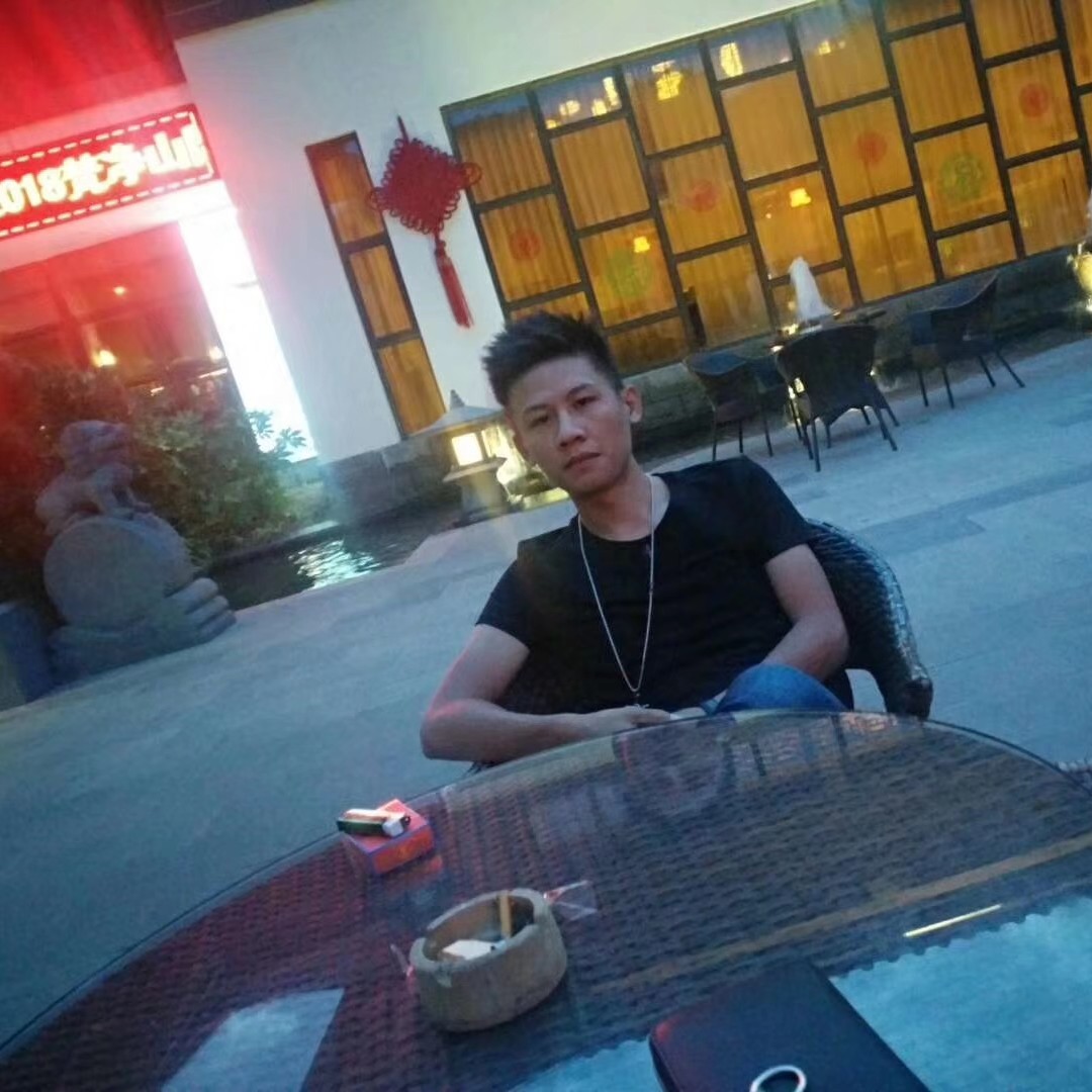 碰碰嘴不亲的照片