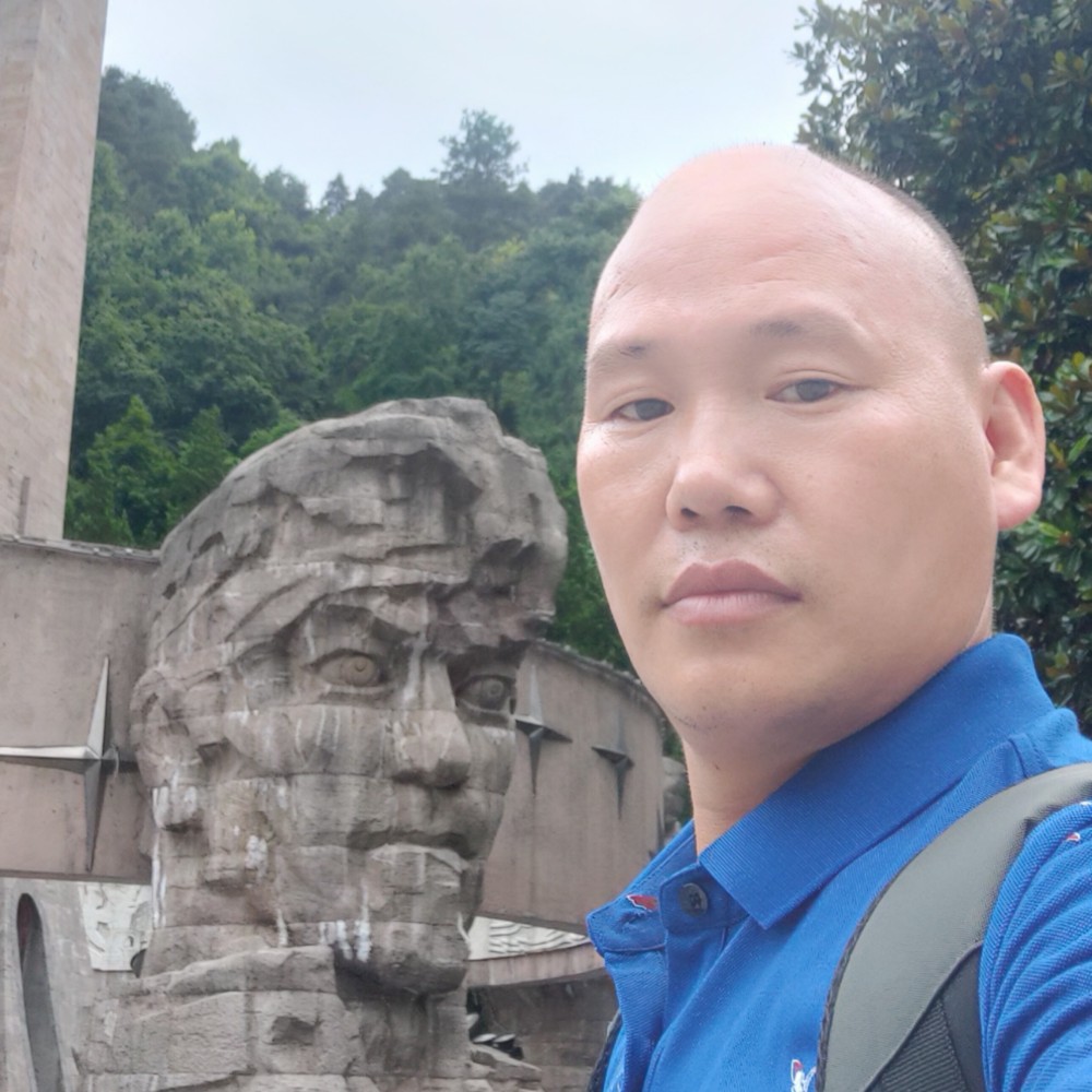 少女拿初夏的照片