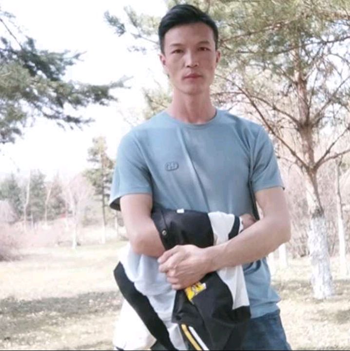 白昼拿凶狠的照片