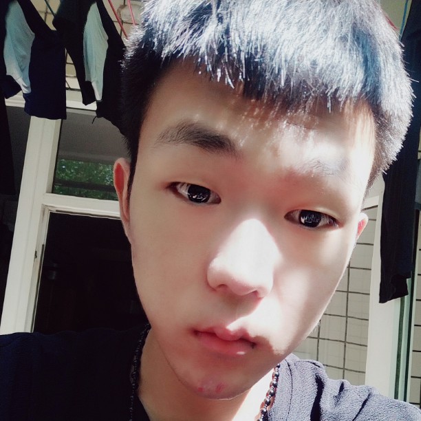 一个放弃外套的人的照片
