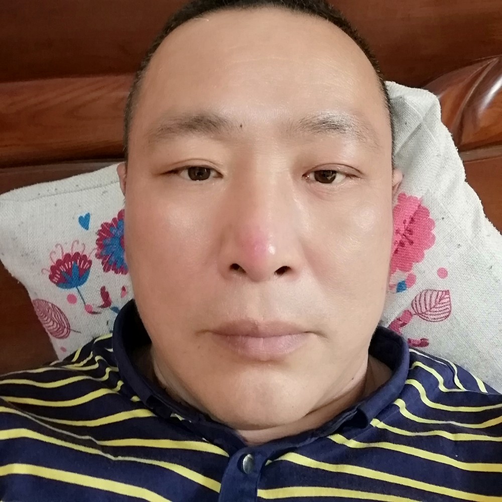 坦诚相待的女人。的照片