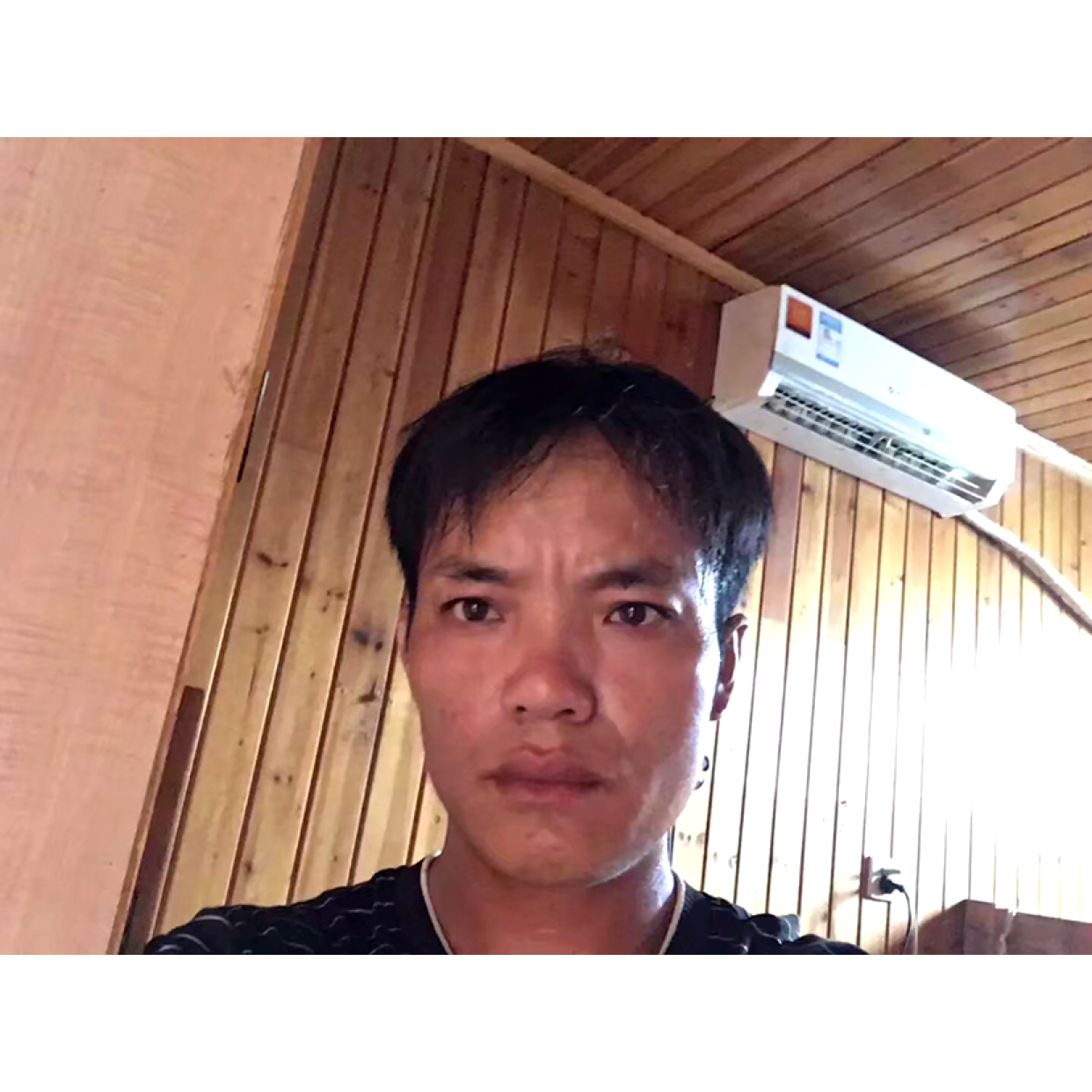 英俊用暖光的照片