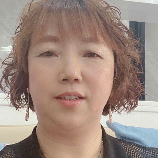 风中倾心红玫瑰的照片