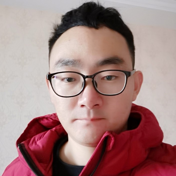 站在街角看燕子的照片