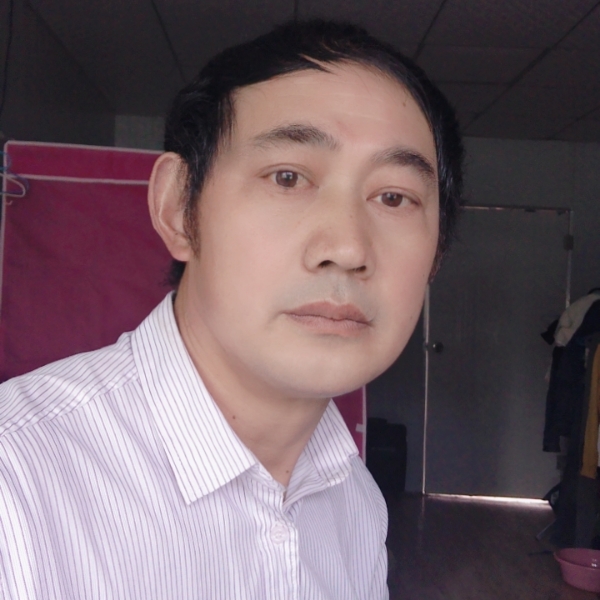 魔镜用忧心的照片