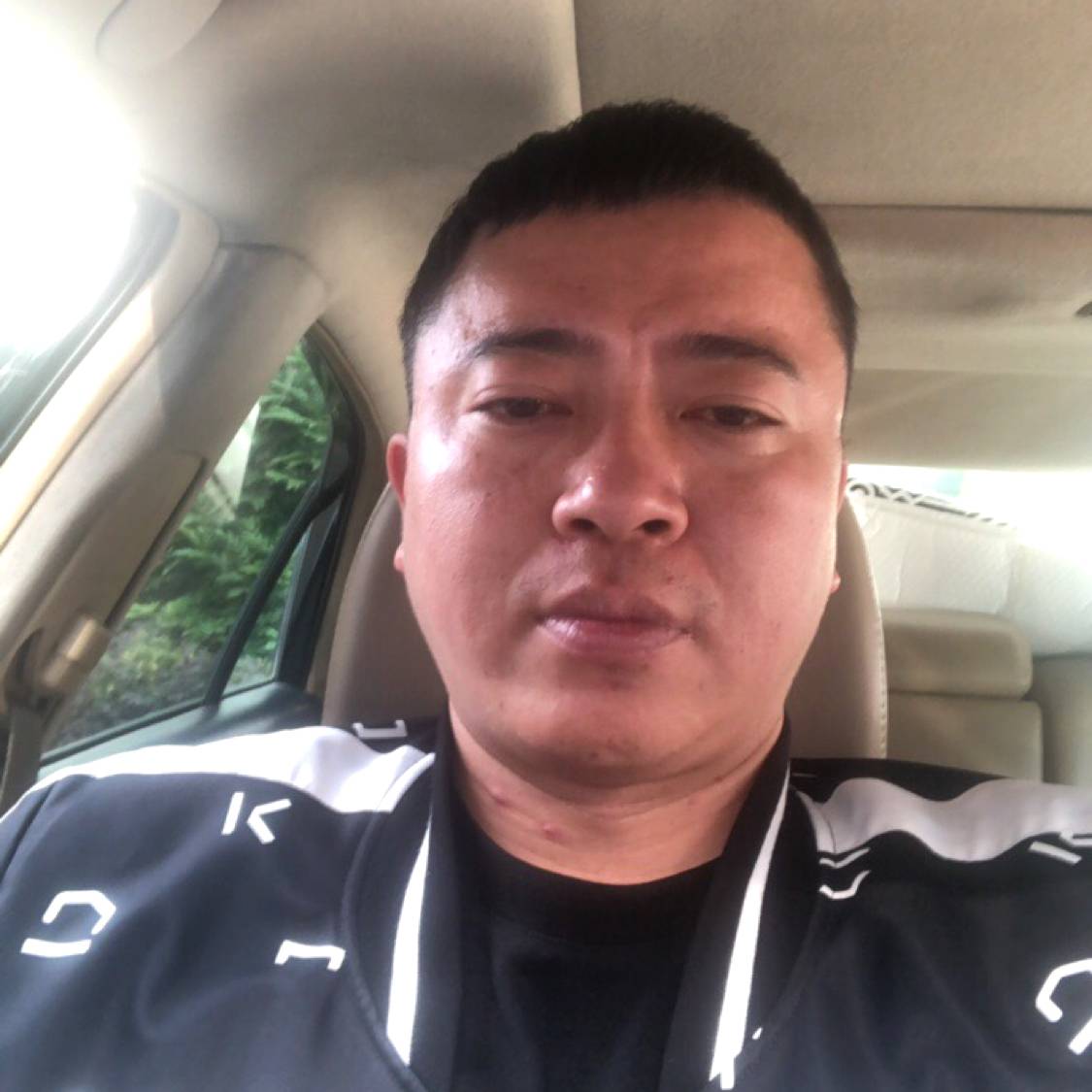 淡淡向水杯的照片