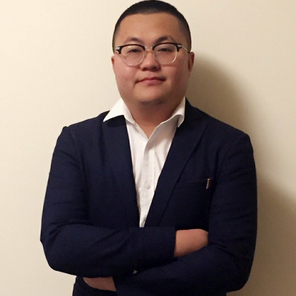 闷闷男的照片