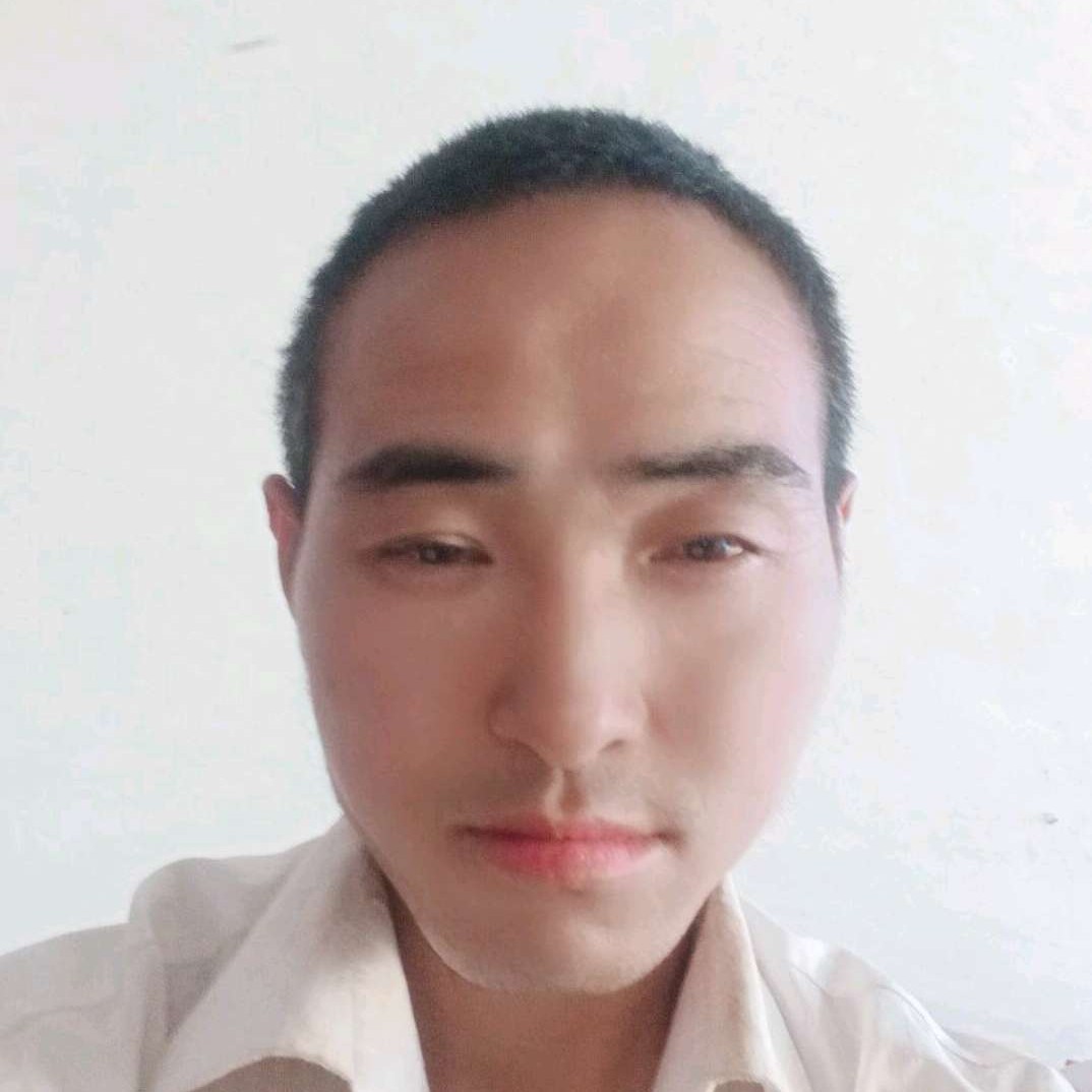 俊逸深拥红牛的照片