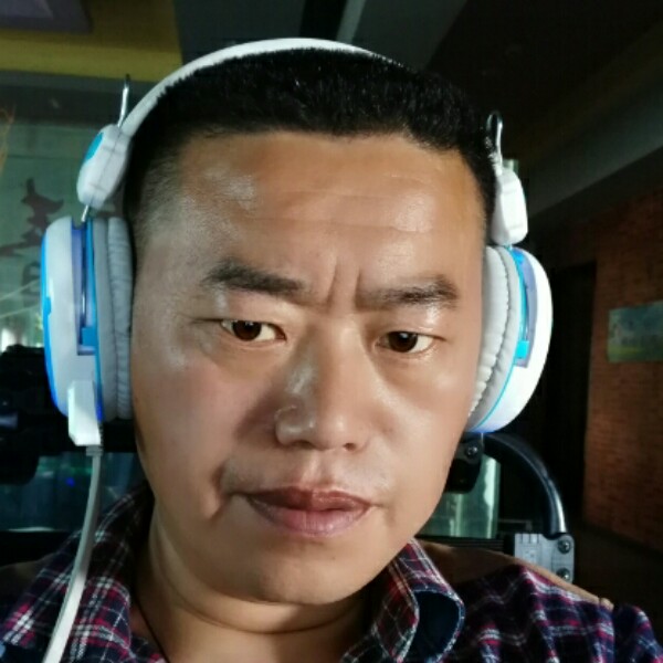 追着月亮的鹰的照片