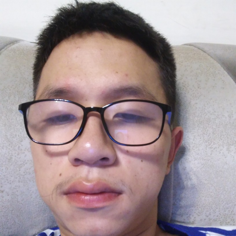 矮小踢煎饼的照片