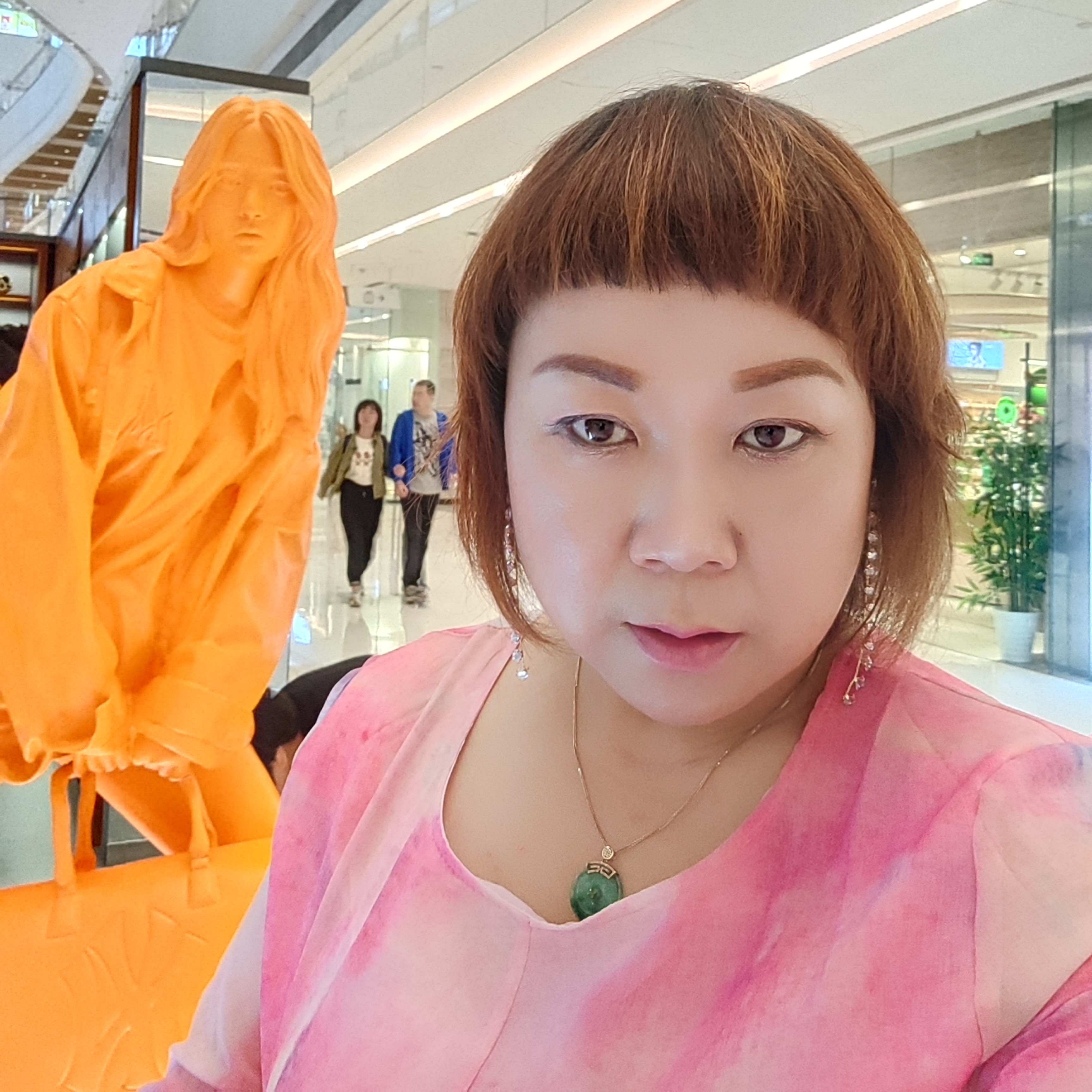 美好挽手鞋子的照片