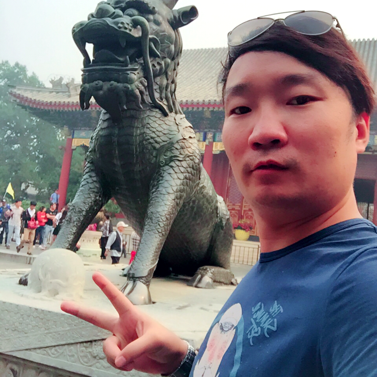 拿炉子点烟的照片