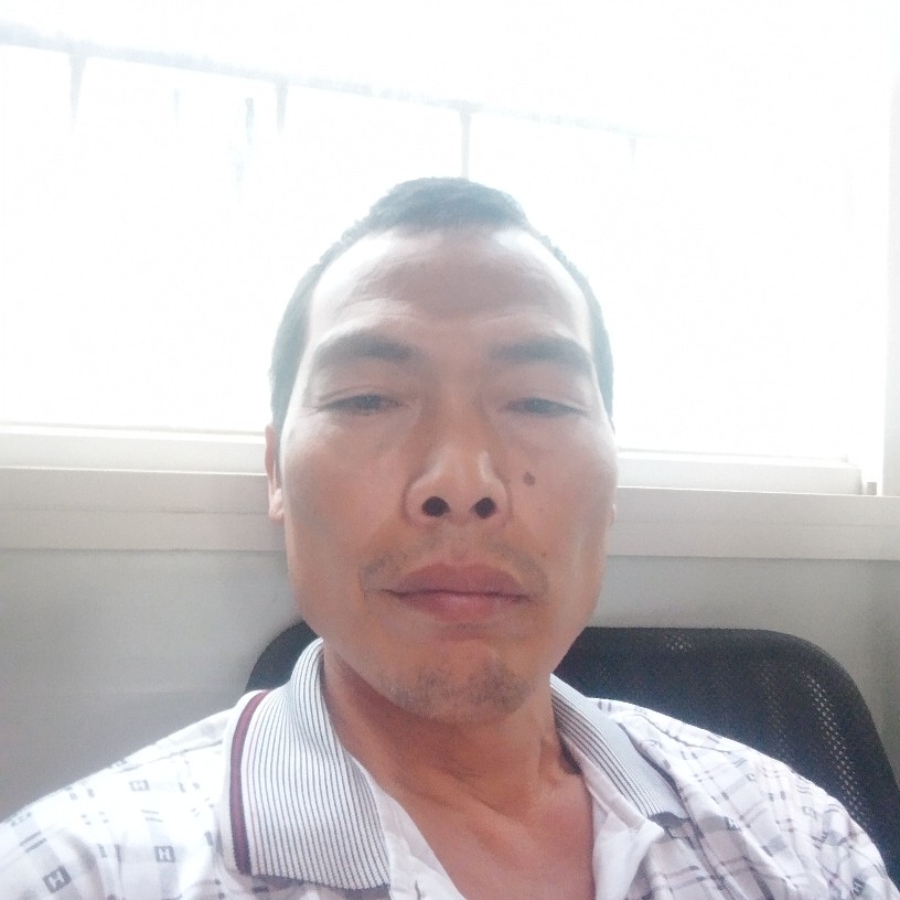 风中改变外套的照片