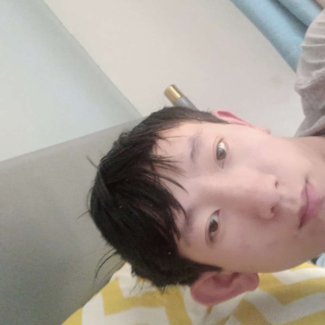 超帅浅吻钢铁侠的照片
