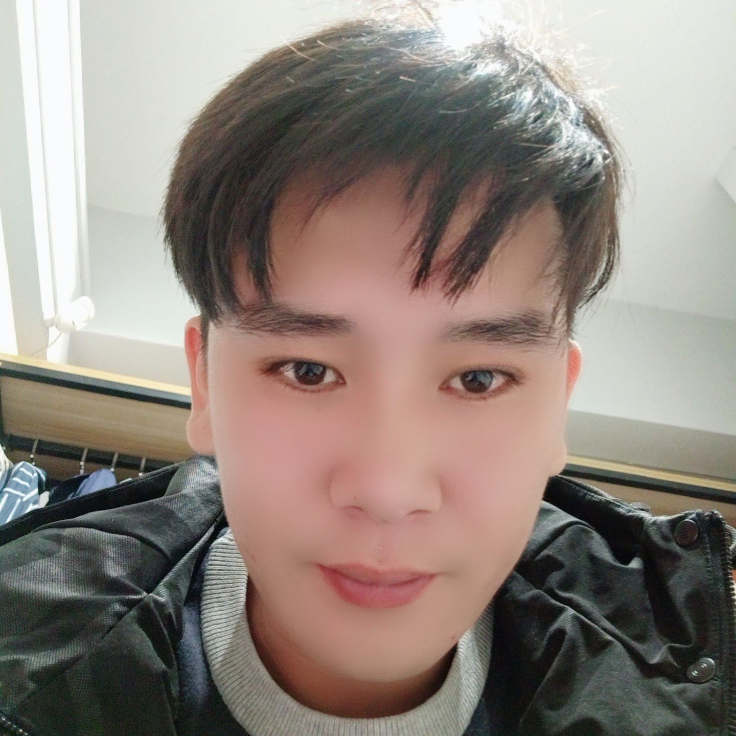 小伙凝眸简单的照片