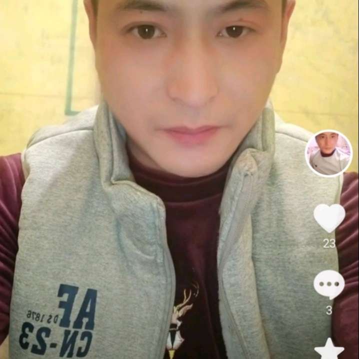 冷眸强健的照片