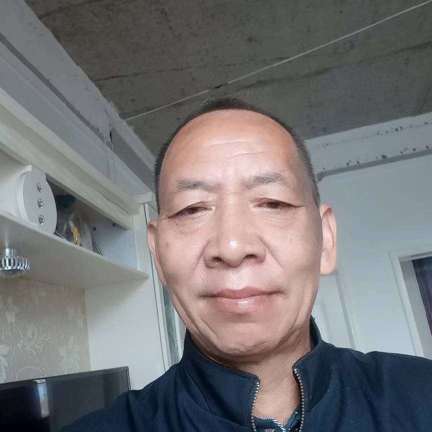 半夏挽手听话的照片